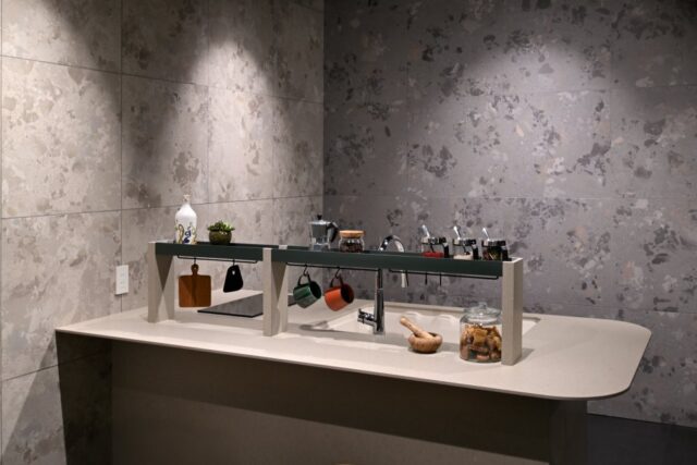 FABBRICA Yoshimoto大阪ショールームにて、Attitude（Beige / Dark Grey）を壁面に使用したキッチン空間。